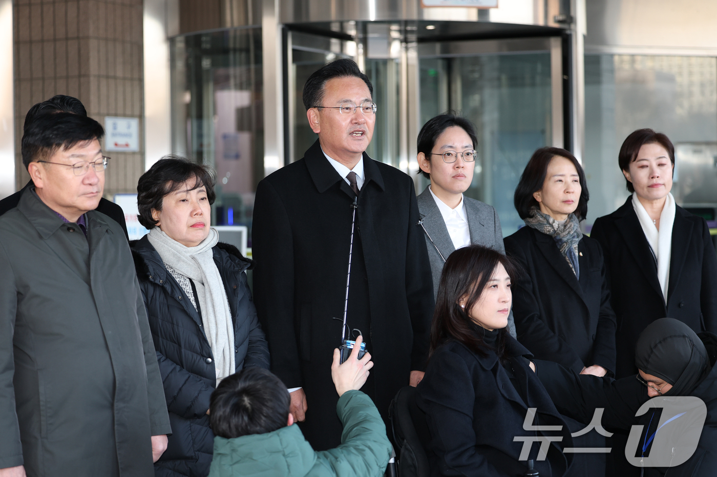 (과천=뉴스1) 김영운 기자 = 3일 오후 경기 과천시 정부과천청사 민원동에 국민의힘 비상대책위원 및 법사위원들이 고위공직자범죄수사처(공수처) 항의 방문을 하고 있다. 2025.1 …