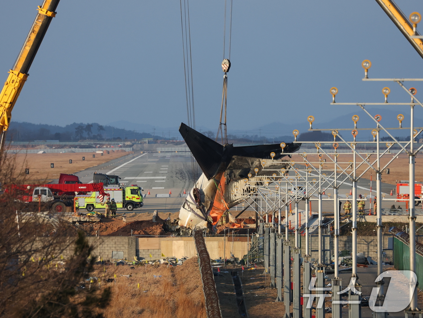 (무안=뉴스1) 오대일 기자 = 제주항공 여객기 참사 엿새째인 3일 오후 전남 무안국제공항 참사 현장에서 사고 기체의 꼬리 부분이 타워크레인에 의해 인양되고 있다. 2025.1.3 …