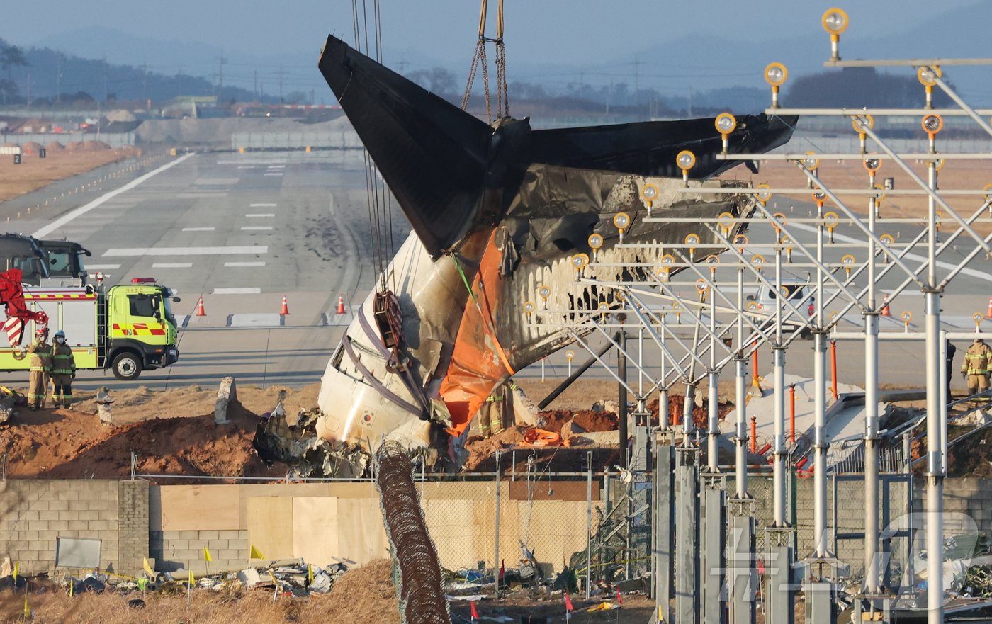 본문 이미지 - 제주항공 여객기 참사 엿새째인 3일 오후 전남 무안국제공항 참사 현장에서 사고 기체의 꼬리 부분이 타워크레인에 의해 인양되고 있다. 2025.1.3/뉴스1 ⓒ News1 오대일 기자