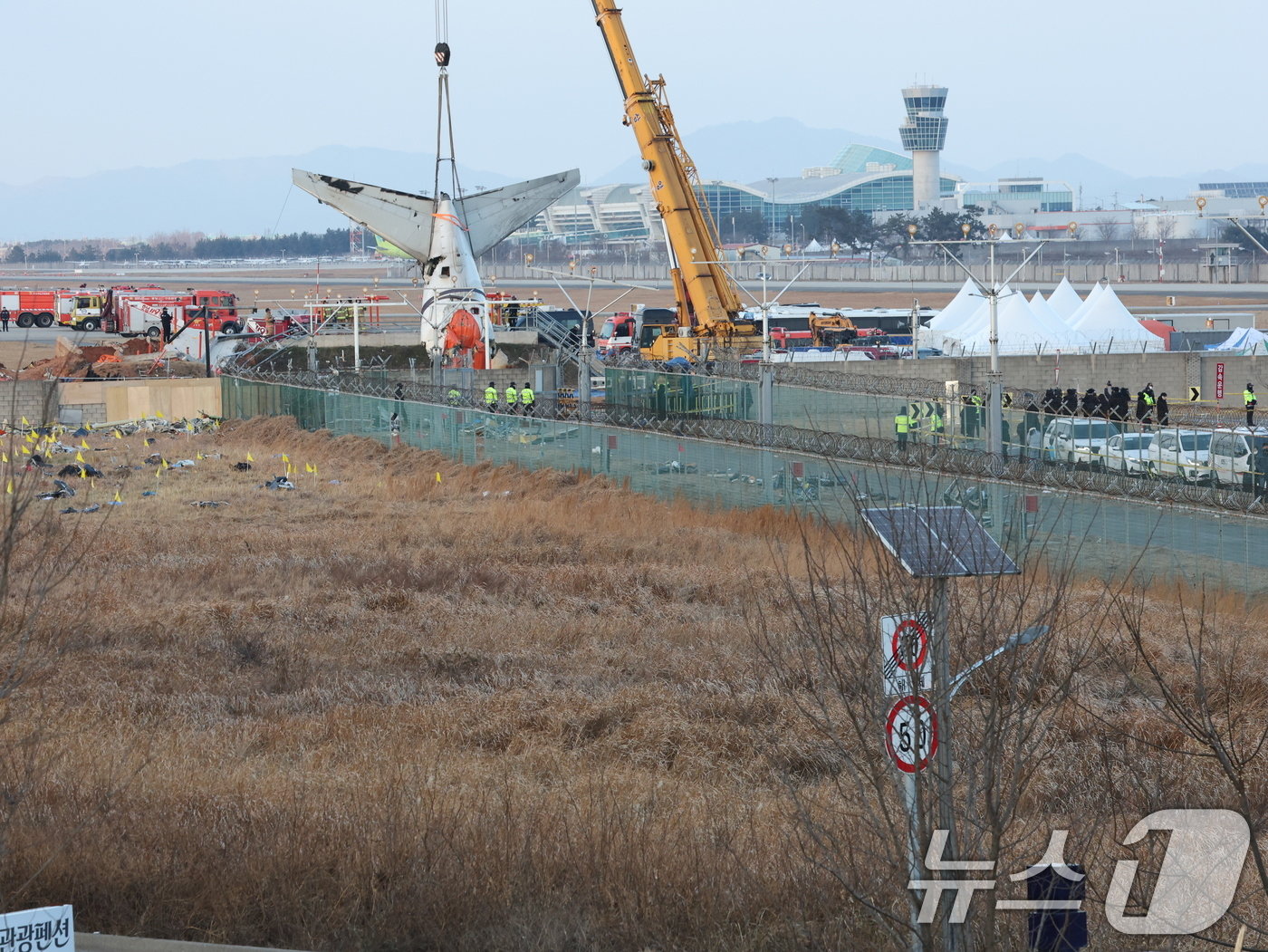 제주항공 여객기 참사 엿새째인 3일 오후 전남 무안국제공항 참사 현장에서 사고 기체의 꼬리 부분이 타워크레인에 의해 인양되고 있다. 2025.1.3/뉴스1 ⓒ News1 오대일 기자