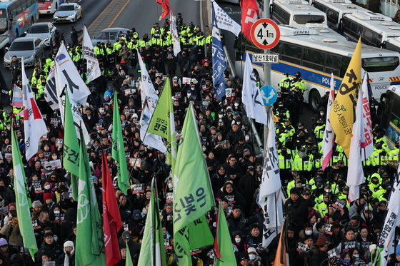 경찰, 尹 관저 앞 민주노총 시위대에 4차 해산 명령