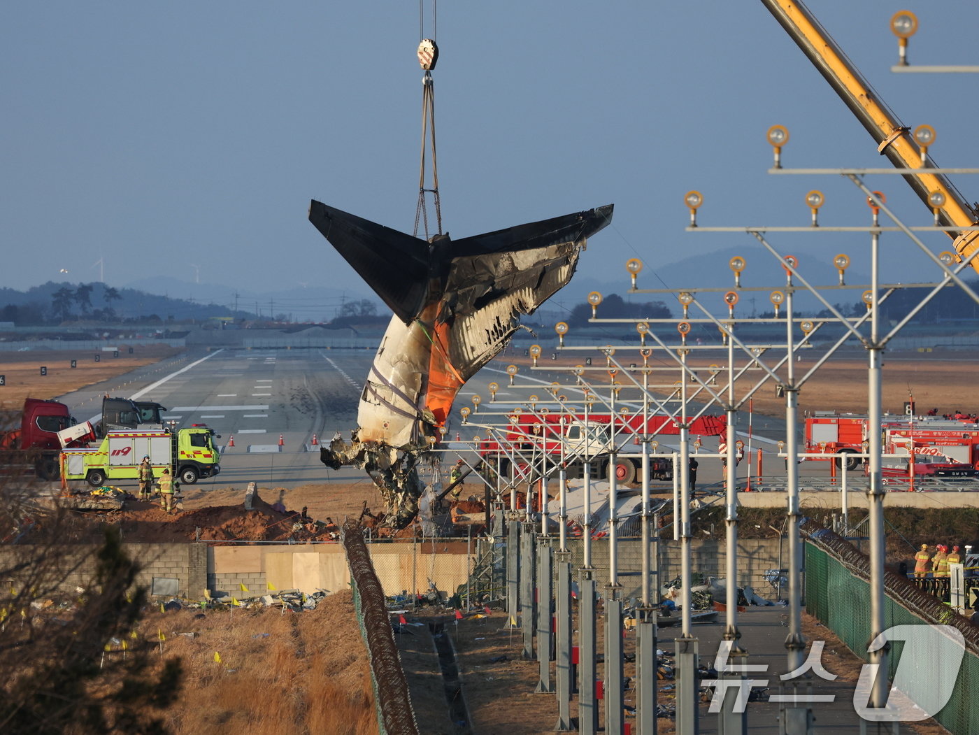 제주항공 여객기 참사 엿새째인 3일 오후 전남 무안국제공항 참사 현장에서 사고 기체의 꼬리 부분이 타워크레인에 의해 인양되고 있다. 2025.1.3/뉴스1 ⓒ News1 오대일 기자