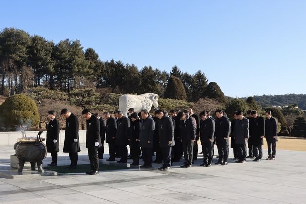 NST·출연연 기관장, 대전현충원 참배 후 여객기 사고 희생자 추모