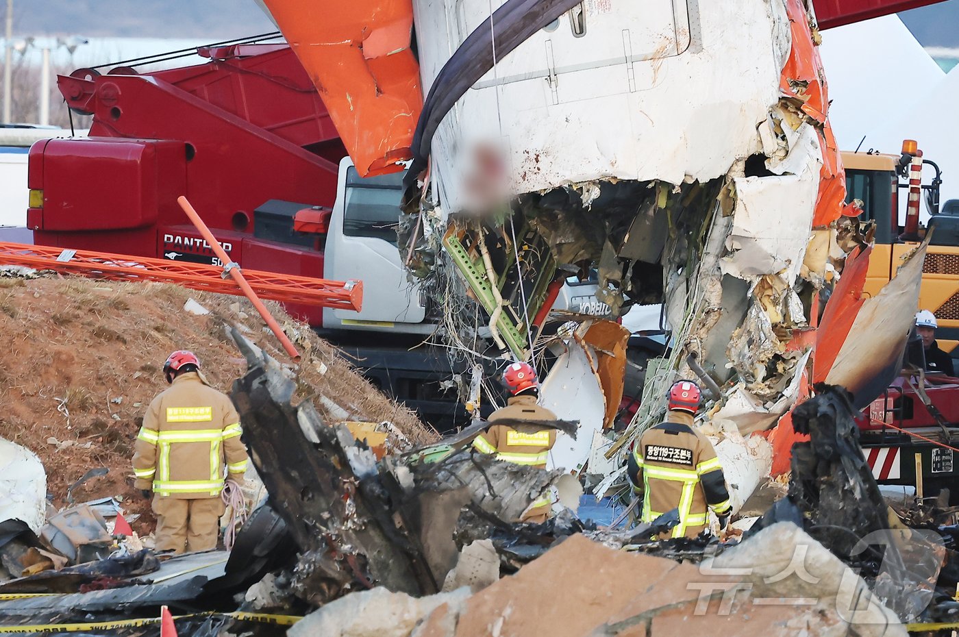 본문 이미지 - 제주항공 여객기 참사 엿새째인 3일 오후 전남 무안국제공항 참사 현장에서 사고 기체의 꼬리 부분이 타워크레인에 의해 인양되고 있다. 2025.1.3/뉴스1 ⓒ News1 김진환 기자