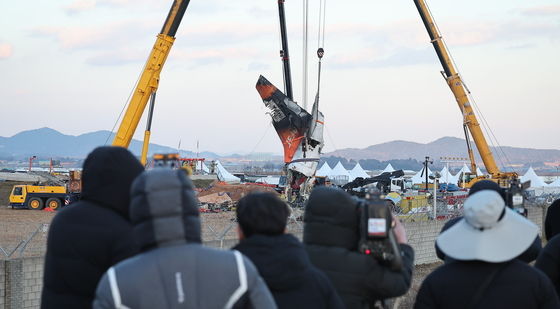 무안공항 참사 여객기 기체 꼬리 부분 인양