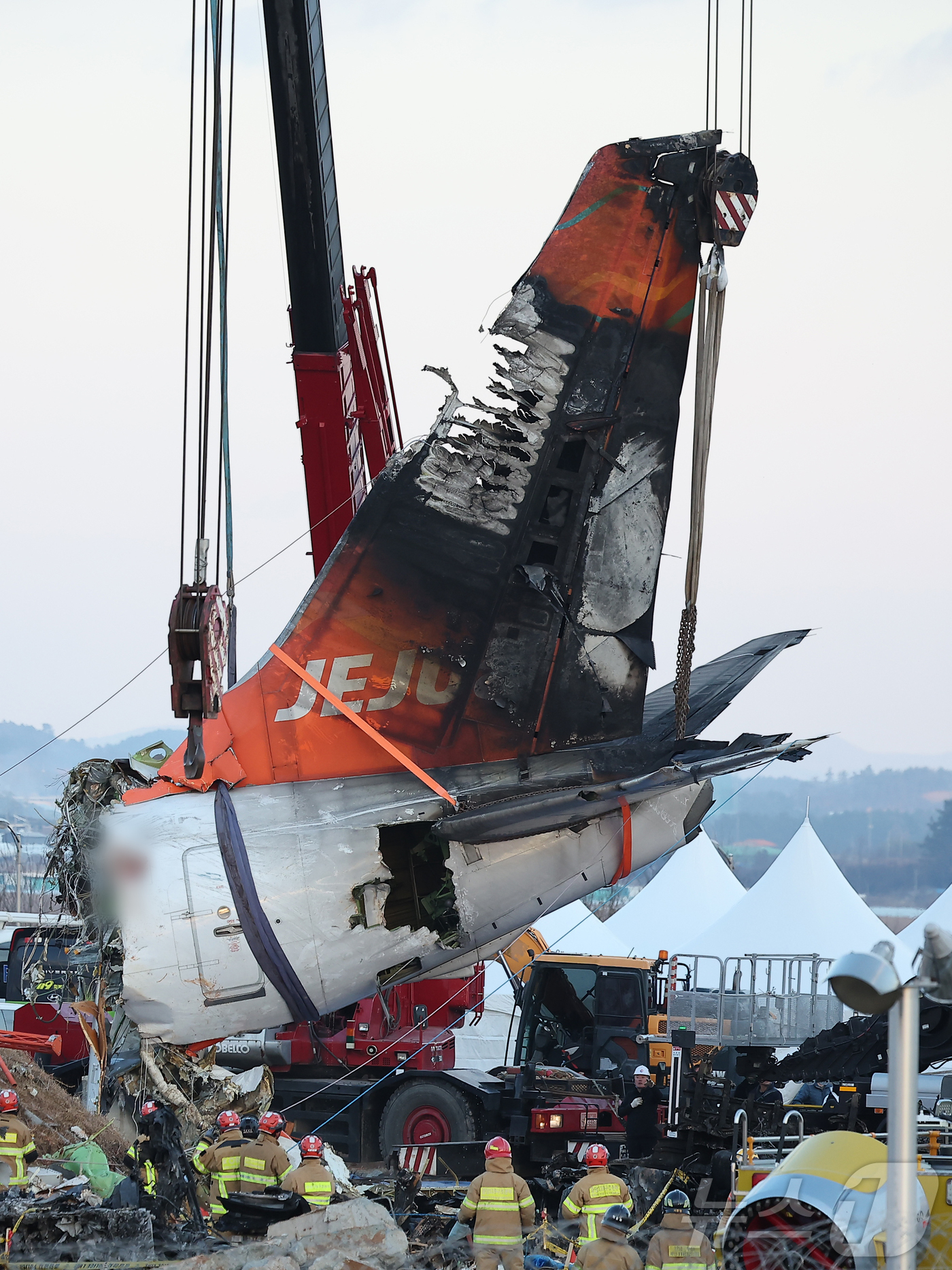 (무안=뉴스1) 김진환 기자 = 제주항공 여객기 참사 엿새째인 3일 오후 전남 무안국제공항 참사 현장에서 사고 기체의 꼬리 부분이 타워크레인에 의해 인양되고 있다. 2025.1.3 …