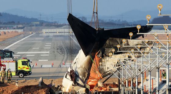 참사 엿새만에 인양되는 사고 기체