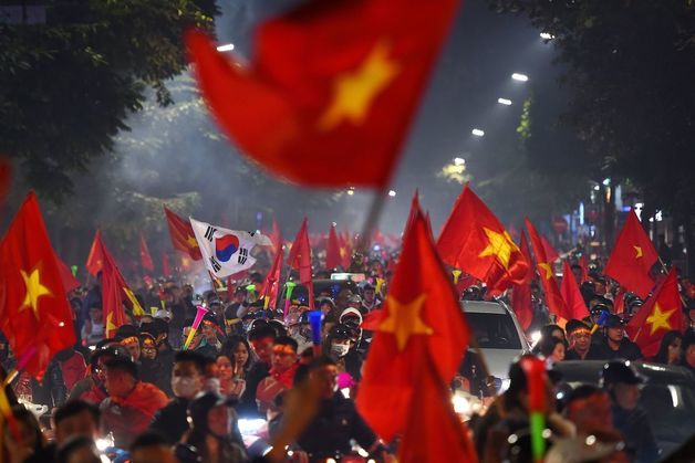 박항서 다음은 김상식 매직…베트남은 또 축제, 다시 태극기 등장