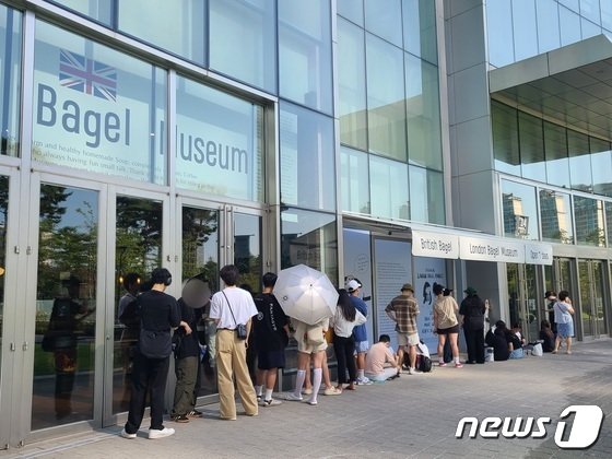 본문 이미지 - 지난해, 잠실 롯데월드몰 14번 게이트 근처에 위치한 런던 베이글 뮤지엄 앞에 길게 늘어선 대기줄. ⓒ News1 DB