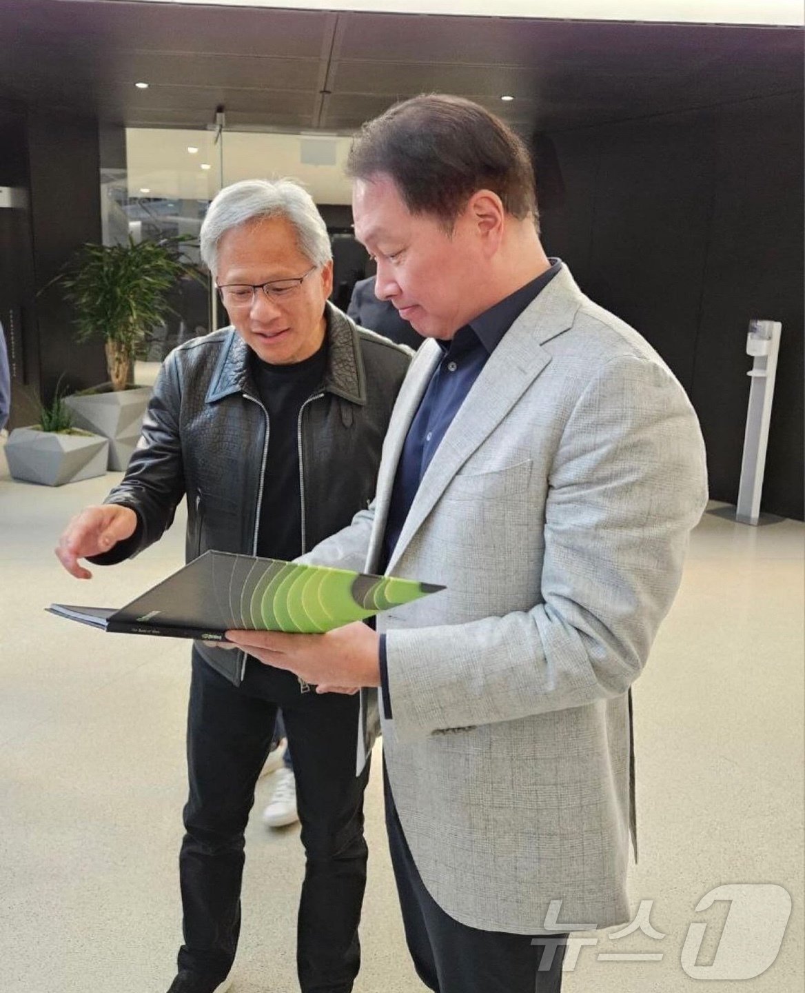 본문 이미지 - 최태원 SK그룹 회장(오른쪽)과 젠슨 황 엔비디아 최고경영자(CEO).(최태원 회장 SNS 갈무리)