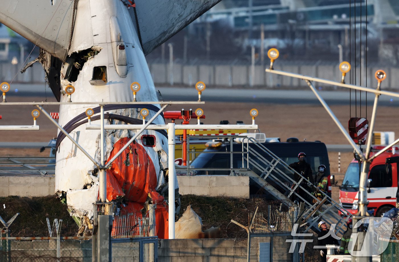 본문 이미지 - 제주항공 여객기 참사 엿새째인 3일 오후 전남 무안국제공항 참사 현장에서 제주항공 7C2216편 사고 기체의 꼬리 부분이 크레인에 의해 인양되고 있다. 2025.1.3/뉴스1 ⓒ News1 오대일 기자
