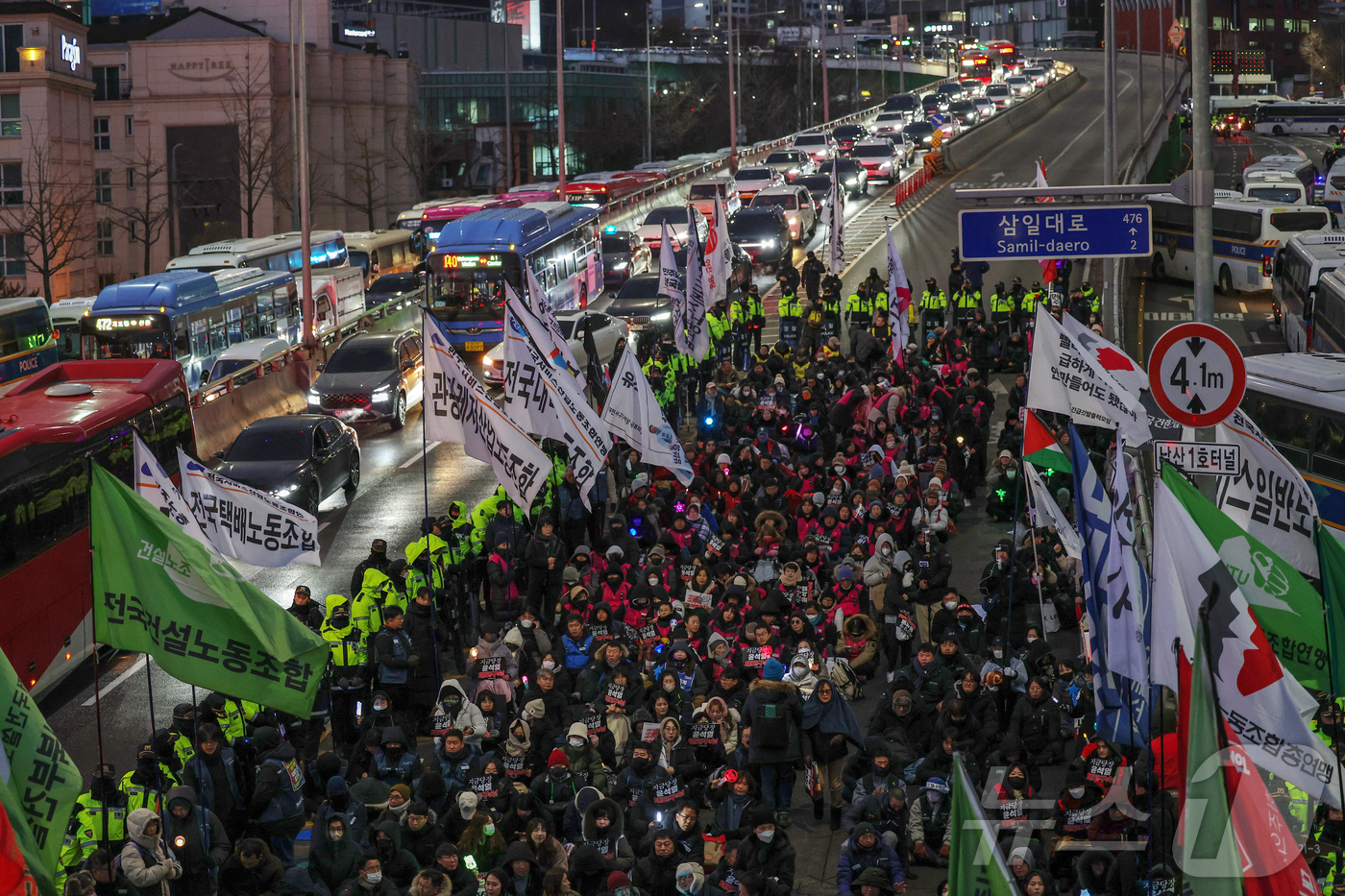 (서울=뉴스1) 박세연 기자 = 3일 오후 서울 용산구 한남동 대통령 관저 앞 도로가 민주노총의 '윤석열 체포 촉구 민주노총 결의대회' 행진으로 인해 교통정체를 빚고 있다. 202 …