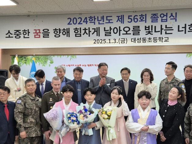 [르포] 北 '귀신 소리' 속 DMZ 초교 졸업식…JSA 대원들 실탄 경계