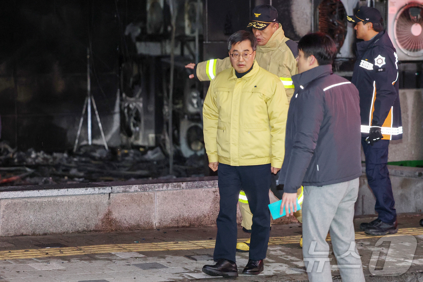 (성남=뉴스1) 김영운 기자 = 김동연 경기도지사가 3일 오후 경기 성남시 분당구 야탑동 복합건물 화재현장을 찾아 피해 상황을 살펴보고 있다 2025.1.3/뉴스1