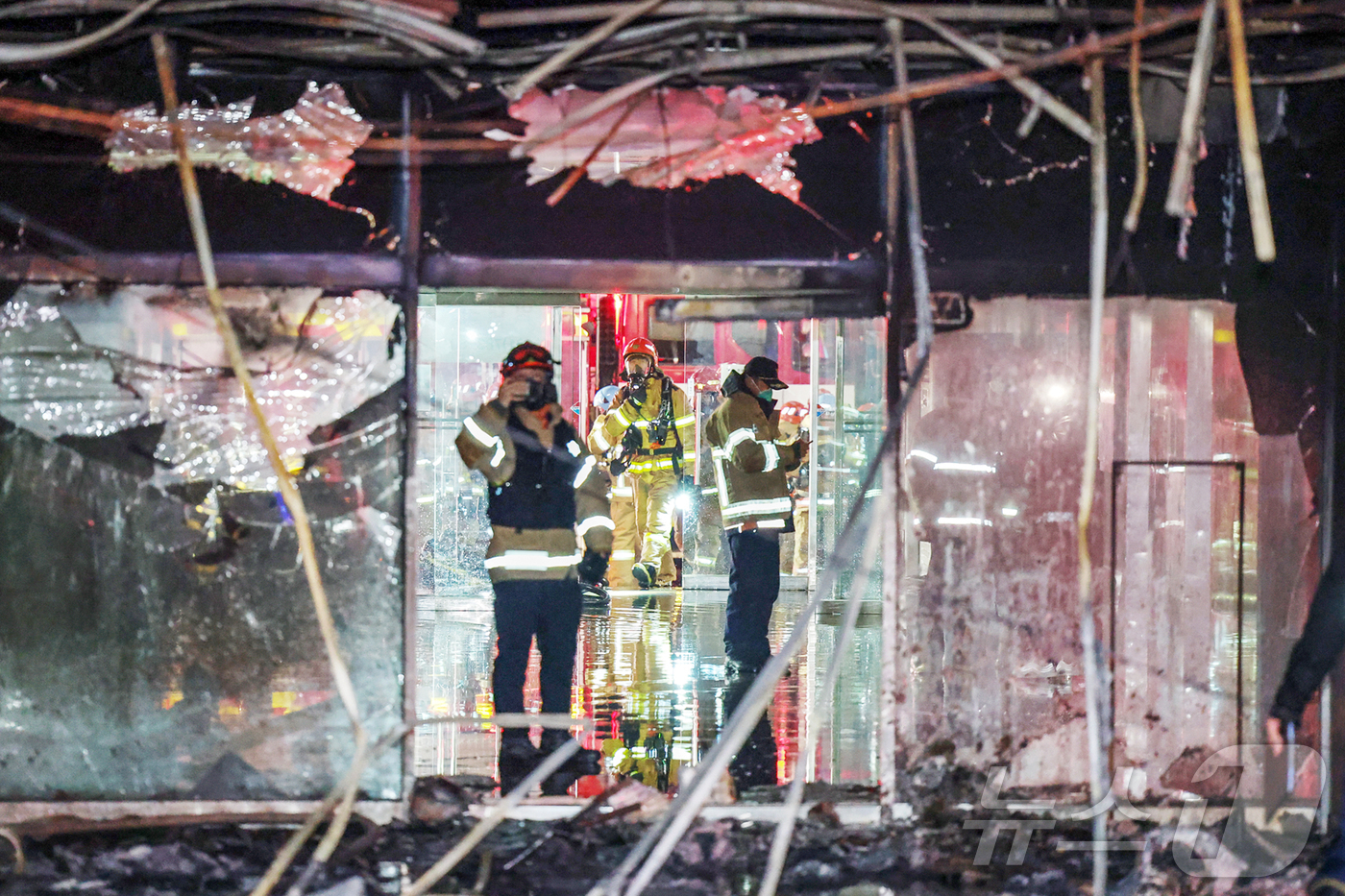 (서울=뉴스1) 김영운 기자 = 3일 오후 경기 성남시 분당구 야탑동의 8층짜리 복합건물 1층 음식점에서 화재가 발생해 소방대원들이 잔불 진화를 실시하고 있다 2025.1.3/뉴스 …