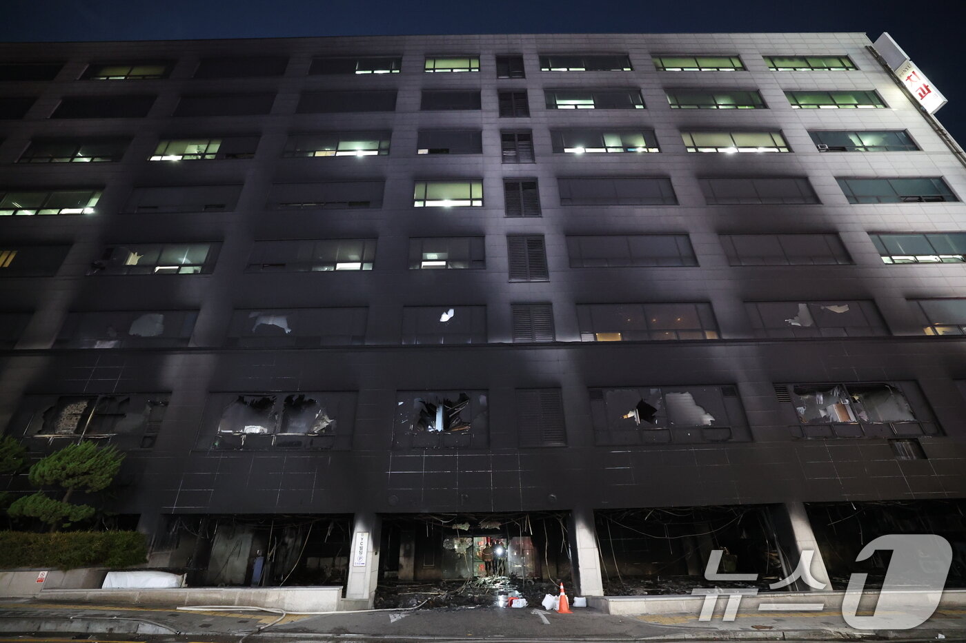 본문 이미지 - 3일 오후 경기 성남시 분당구 야탑동의 8층짜리 복합건물 1층 음식점에서 화재가 발생해 건물 벽면이 새까맣게 그을려 있다. 2025.1.3/뉴스1 ⓒ News1 김영운 기자