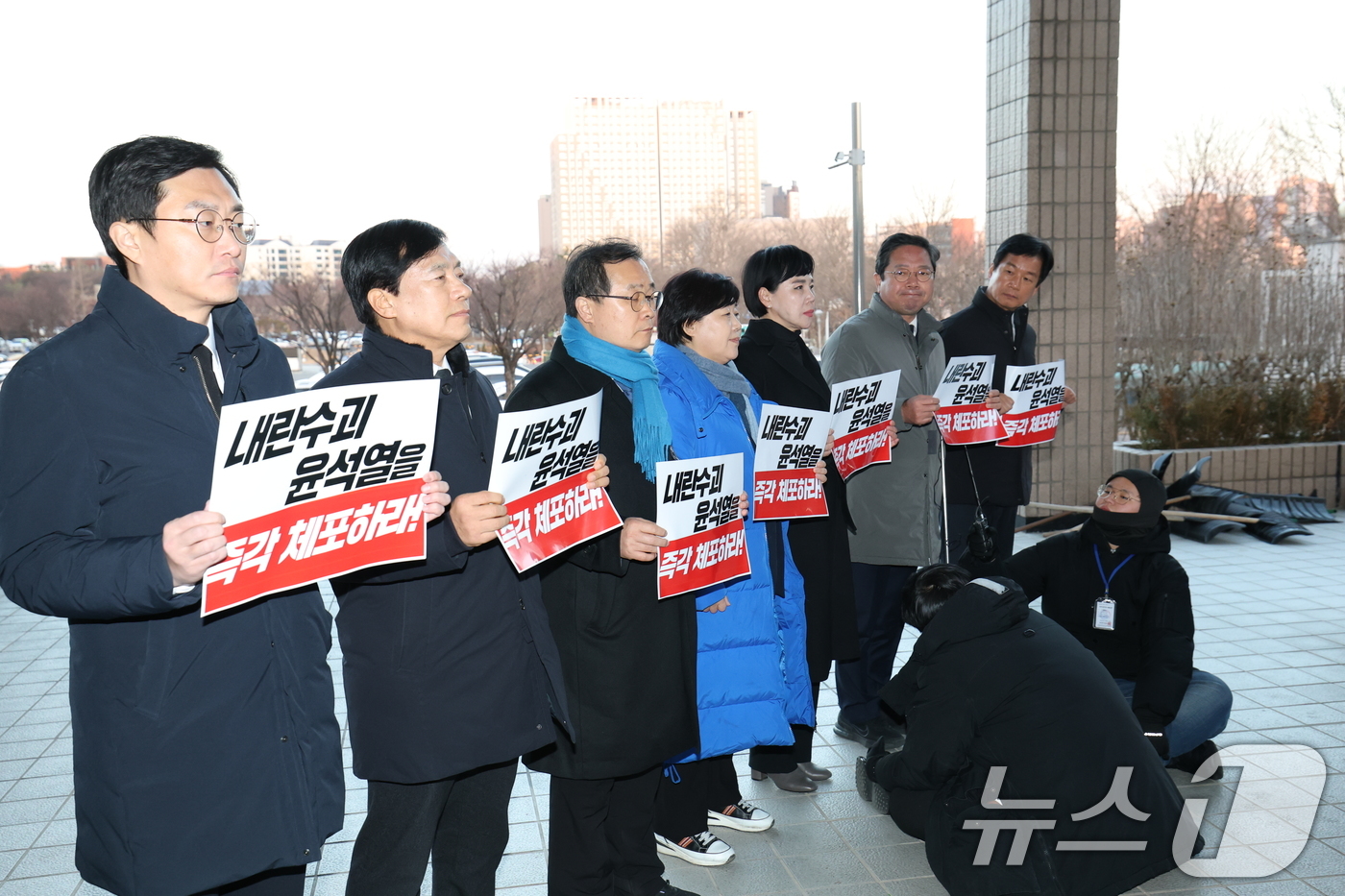 (과천=뉴스1) 김영운 기자 = 김승원 국회 법제사법위원회 더불어민주당 간사를 비롯한 위원들이 3일 오후 경기도 과천시 중앙동 정부과천종합청사에서 윤석열 내란 수괴 체포 불발 관련 …