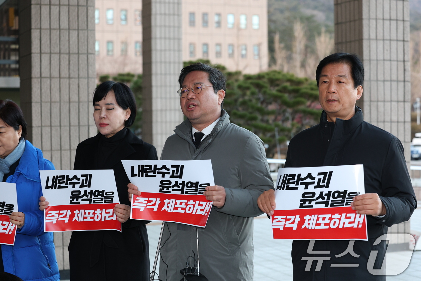 (과천=뉴스1) 김영운 기자 = 김승원 국회 법제사법위원회 더불어민주당 간사를 비롯한 위원들이 3일 오후 경기도 과천시 중앙동 정부과천종합청사에서 윤석열 내란 수괴 체포 불발 관련 …