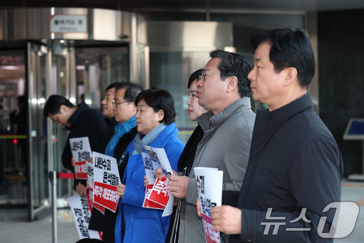 (과천=뉴스1) 김영운 기자 = 김승원 국회 법제사법위원회 더불어민주당 간사를 비롯한 위원들이 3일 오후 경기도 과천시 중앙동 정부과천종합청사에서 윤석열 내란 수괴 체포 불발 관련 …