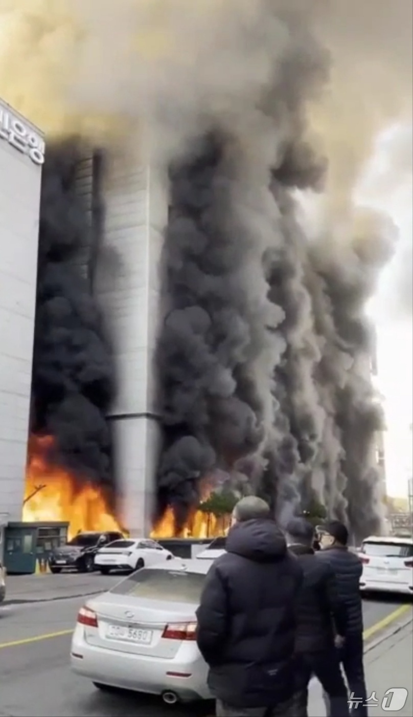 (서울=뉴스1) 민경석 기자 = 3일 오후 경기 성남시 분당구 야탑동의 8층짜리 복합건물 1층 음식점에서 화재가 발생해 검은 연기가 치솟고 있다.(독자 제공) 2025.1.3/뉴스 …