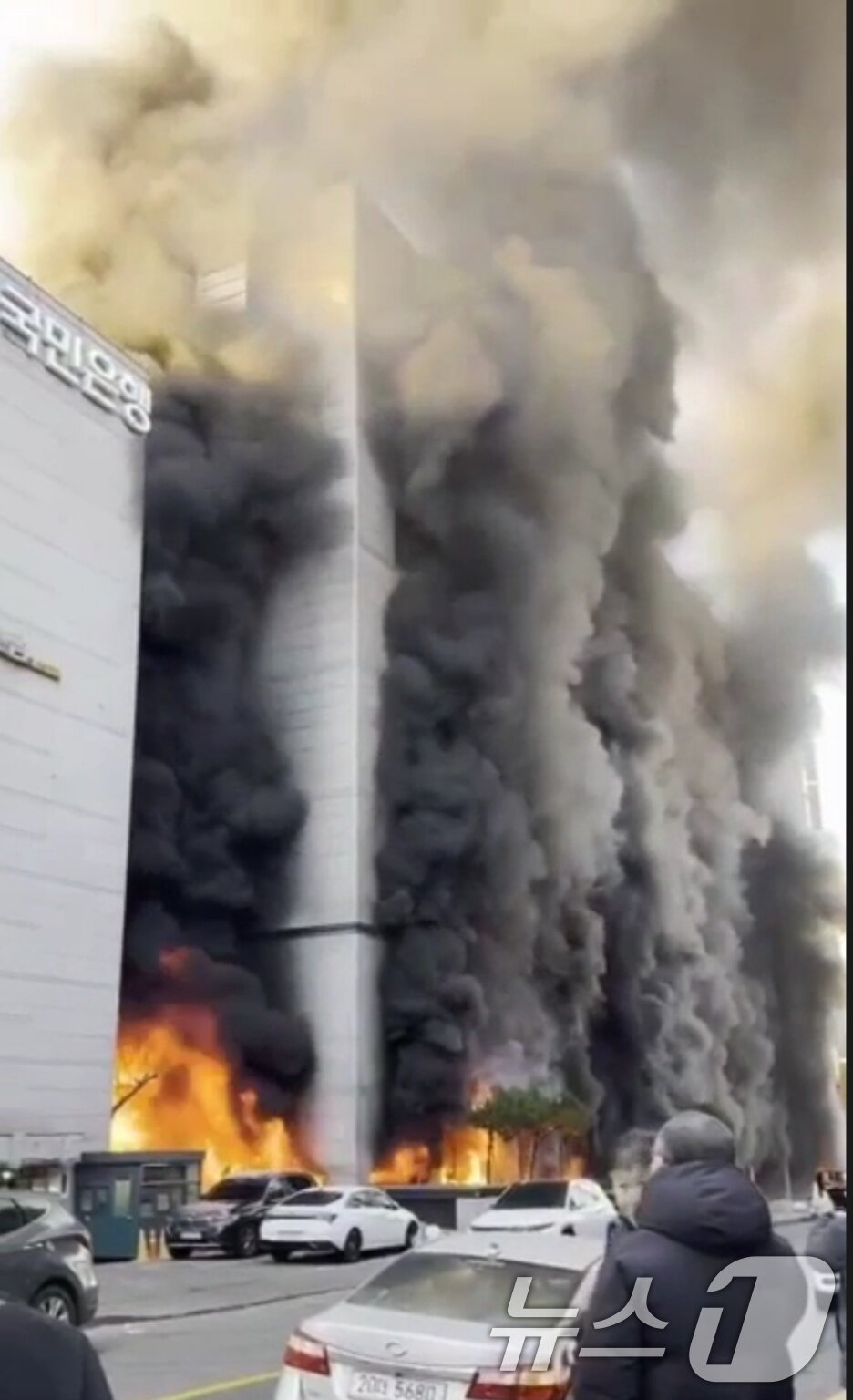 본문 이미지 - 지난 1월 3일 오후 경기 성남시 분당구 야탑동 BYC 빌딩 1층 음식점에서 화재가 발생해 검은 연기가 치솟고 있다.&#40;독자 제공&#41; 2025.1.3/뉴스1 ⓒ News1 민경석 기자