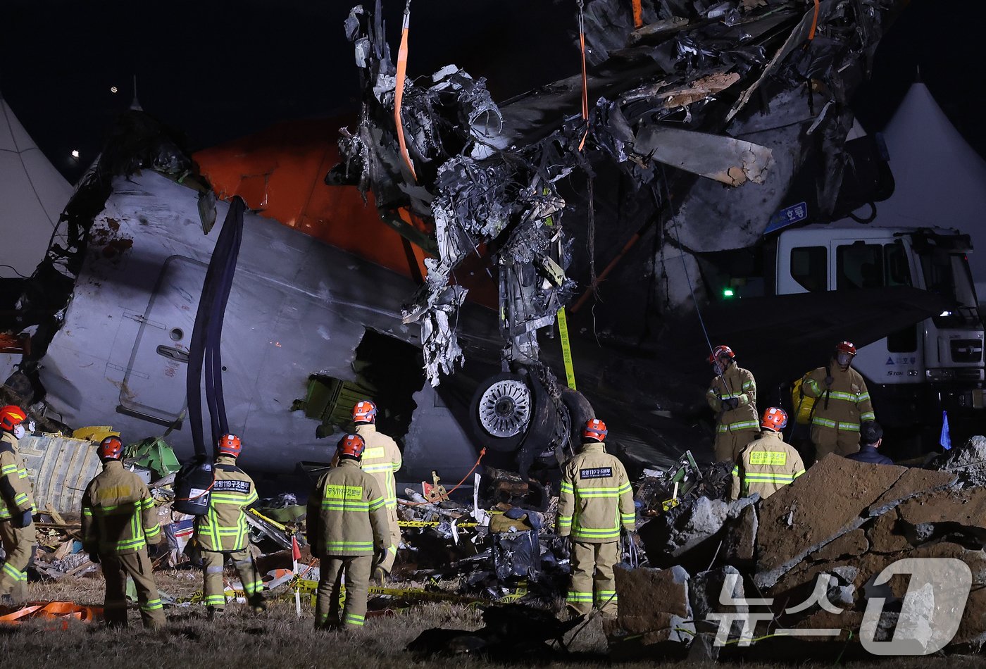 본문 이미지 - 제주항공 여객기 참사 엿새째인 3일 오후 전남 무안국제공항 참사 현장에서 제주항공 7C2216편 사고 기체의 바퀴를 비롯한 일부가 인양되고 있다. 2025.1.3/뉴스1 ⓒ News1 김진환 기자