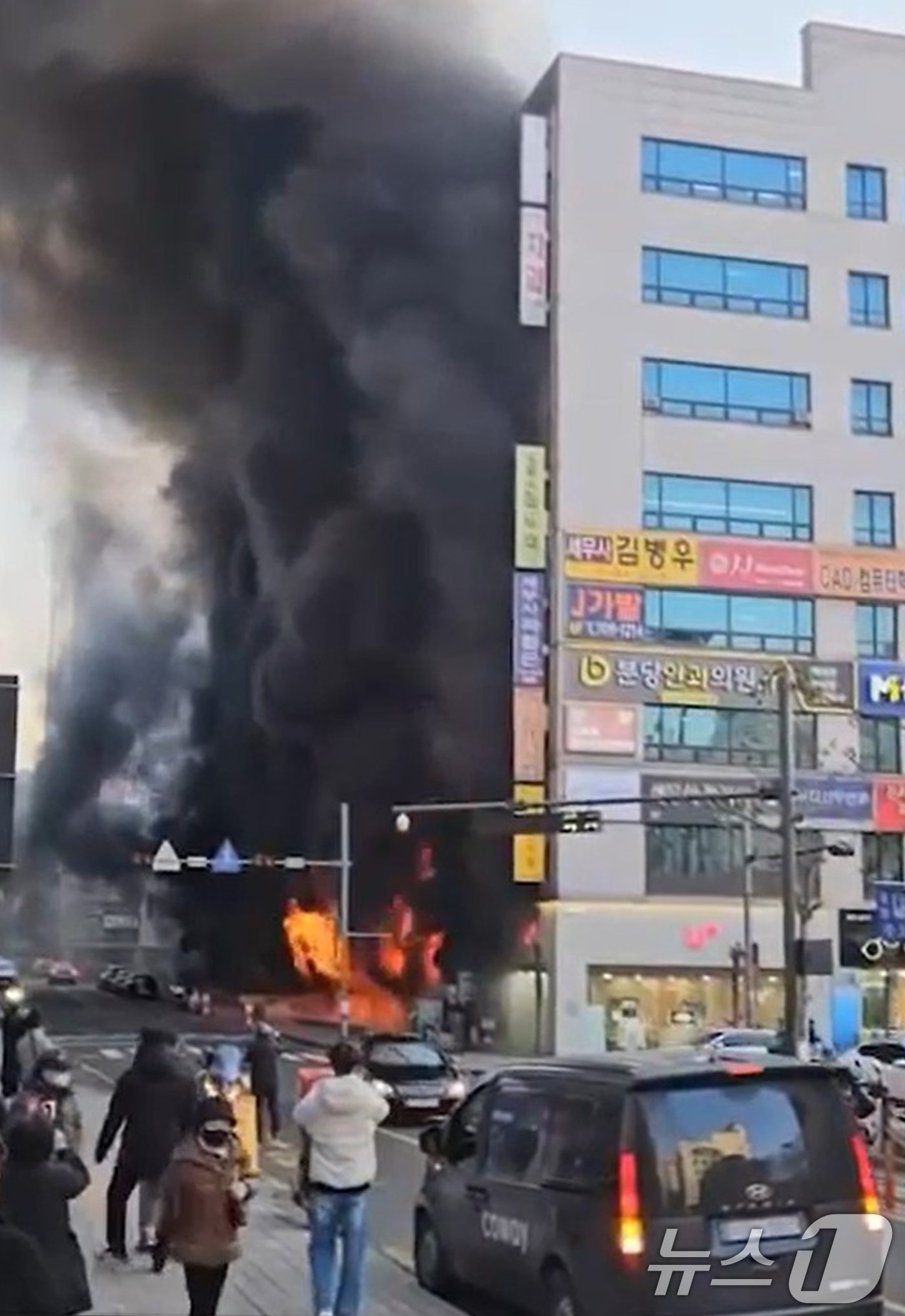 3일 오후 경기 성남시 분당구 야탑동의 8층짜리 복합건물 1층 음식점에서 화재가 발생해 검은 연기가 치솟고 있다.&#40;독자 제공&#41; 2025.1.3/뉴스1 ⓒ News1 민경석 기자