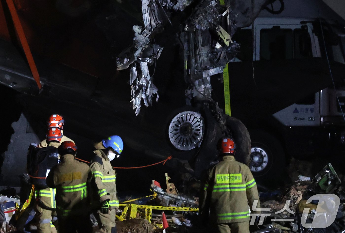 본문 이미지 - 제주항공 여객기 참사 엿새째인 3일 오후 전남 무안국제공항 참사 현장에서 제주항공 7C2216편 사고 기체의 꼬리 부분 인양 작업 후 랜딩기어 잔해가 인양되고 있다 2025.1.3/뉴스1 ⓒ News1 오대일 기자
