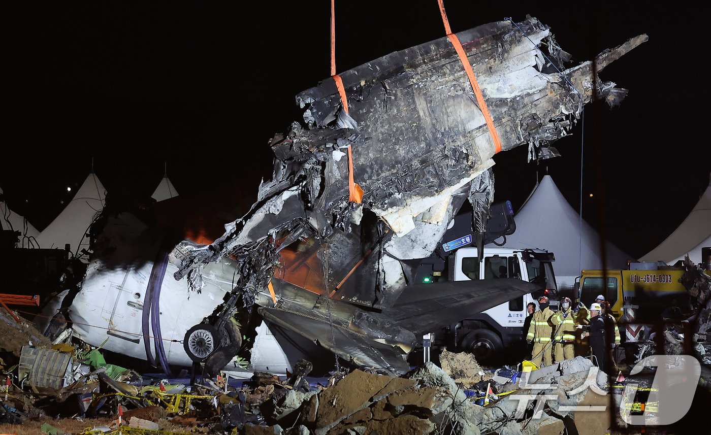 본문 이미지 - 제주항공 여객기 참사 엿새째인 3일 오후 전남 무안국제공항 참사 현장에서 제주항공 7C2216편 사고 기체의 랜딩기어 잔해가 인양되고 있다. 2025.1.3/뉴스1 ⓒ News1 김진환 기자