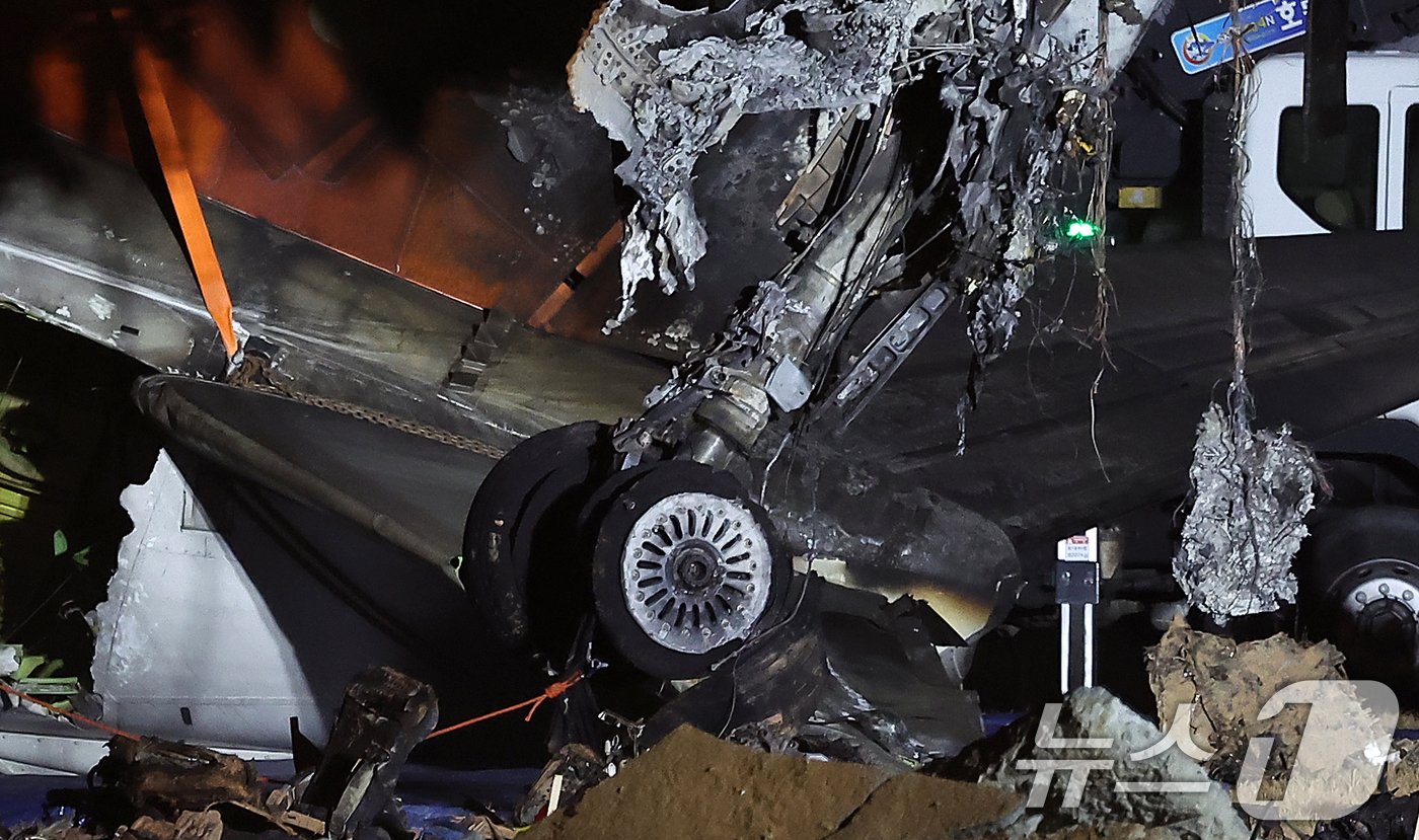 본문 이미지 - 제주항공 여객기 참사 엿새째인 3일 오후 전남 무안국제공항 참사 현장에서 제주항공 7C2216편 사고 기체의 랜딩기어 잔해가 인양되고 있다. 2025.1.3/뉴스1 ⓒ News1 김진환 기자