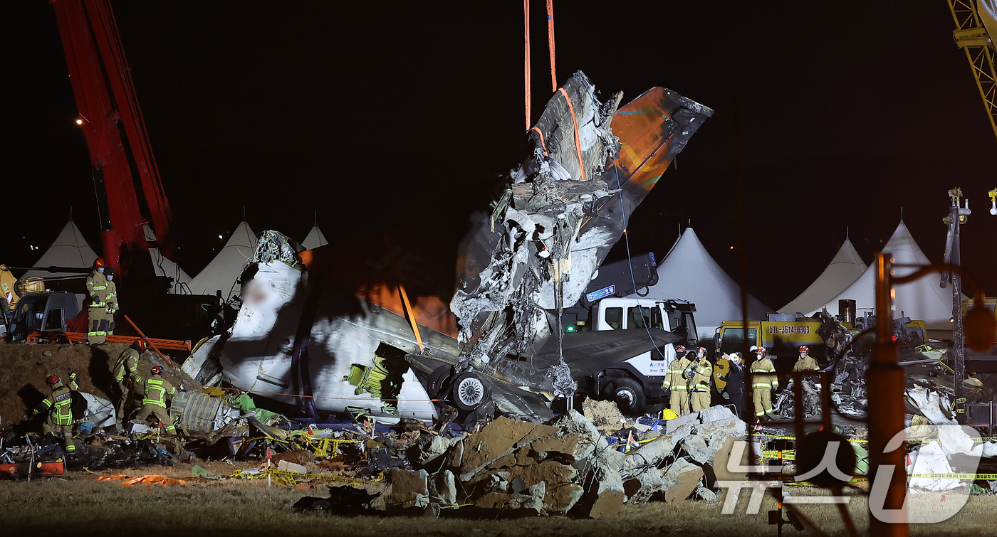 (무안=뉴스1) 김진환 기자 = 제주항공 여객기 참사 엿새째인 3일 오후 전남 무안국제공항 참사 현장에서 제주항공 7C2216편 사고 기체의 랜딩기어 잔해가 인양되고 있다. 202 …