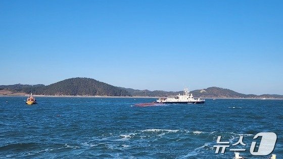 본문 이미지 - 서해호 전복 사고로 실종된 선원을 수색 중인 해경 함정. (태안해경 제공) / 뉴스1