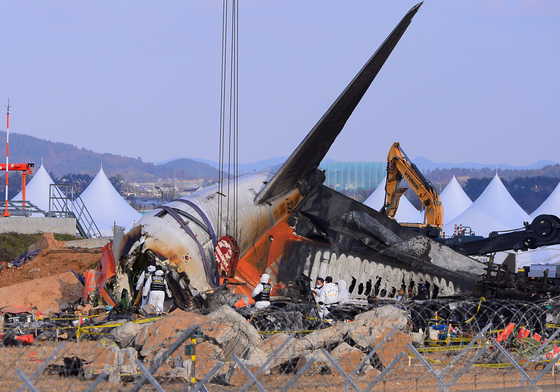"여객기 참사 유해 잔해물 1년 넘게 방치"…수습 '총체적 부실'