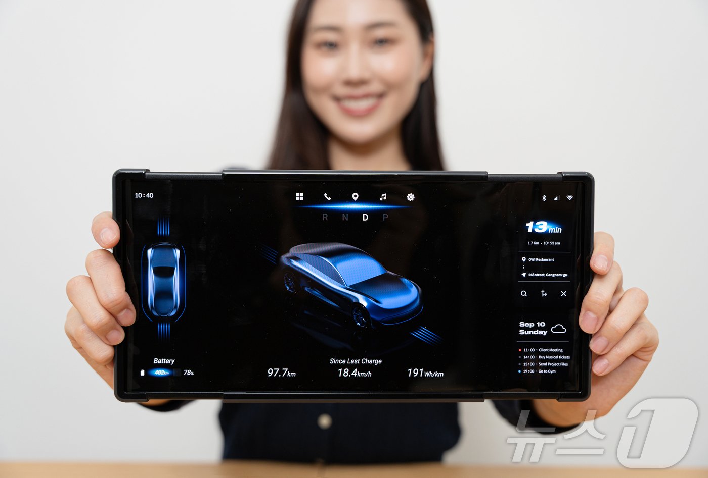 본문 이미지 - 삼성디스플레이는 'CES 2025'에서 디스플레이를 양 옆으로 잡아 당길 수 있는 '슬라이더블 플렉스 듀엣' 제품을 선보인다.(삼성디스플레이 제공)