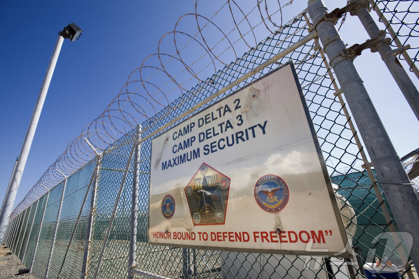 본문 이미지 - 쿠바 관타나모 만에 있는 미 해군 기지의 캠프 델타 최대 보안 구역. 도널드 트럼프 미국 대통령은 29일(현지시간) 9/11 테러 이후 테러 용의자를 수감하는 데 악명 높은 관타나모 만 군사 교도소에 범죄를 저지른 불법 외국인을 구금할 계획이라고 밝혔다. ⓒ AFP=뉴스1 ⓒ News1 류정민 특파원