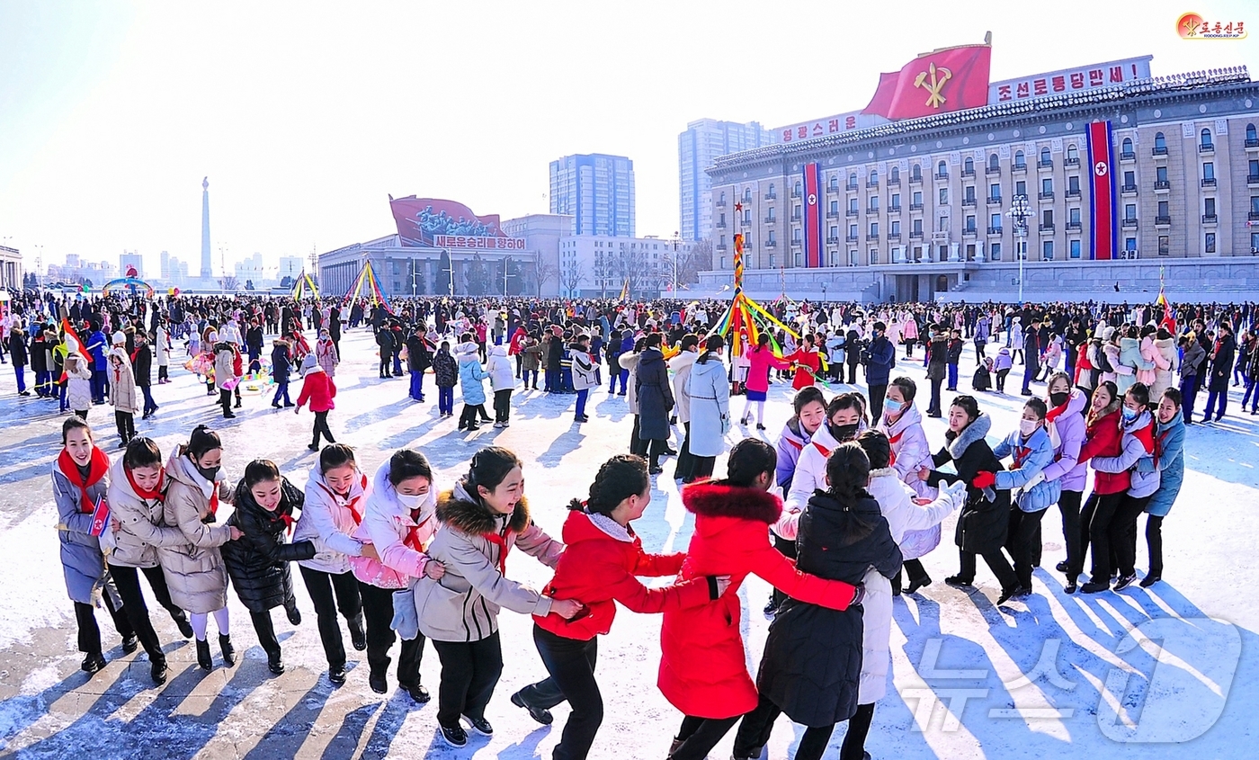 (평양 노동신문=뉴스1) = 노동당 기관지 노동신문은 30일 "2025년 설 명절 경축 무대가 성황리에 진행됐다"면서 "황홀한 축포탄들이 새 희망 속에 시민들의 탄성과 함께 터져 …