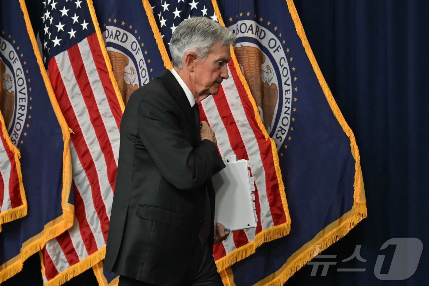 본문 이미지 - 제롬 파월 미국 연방준비제도(Fed·연준) 의장이 29일(현지시간) 워싱턴 연준에서 FOMC가 기준금리를 동결한 후 기자회견을 마친 뒤 떠나고 있다. 2025.01.30 ⓒ AFP=뉴스1 ⓒ News1 우동명 기자