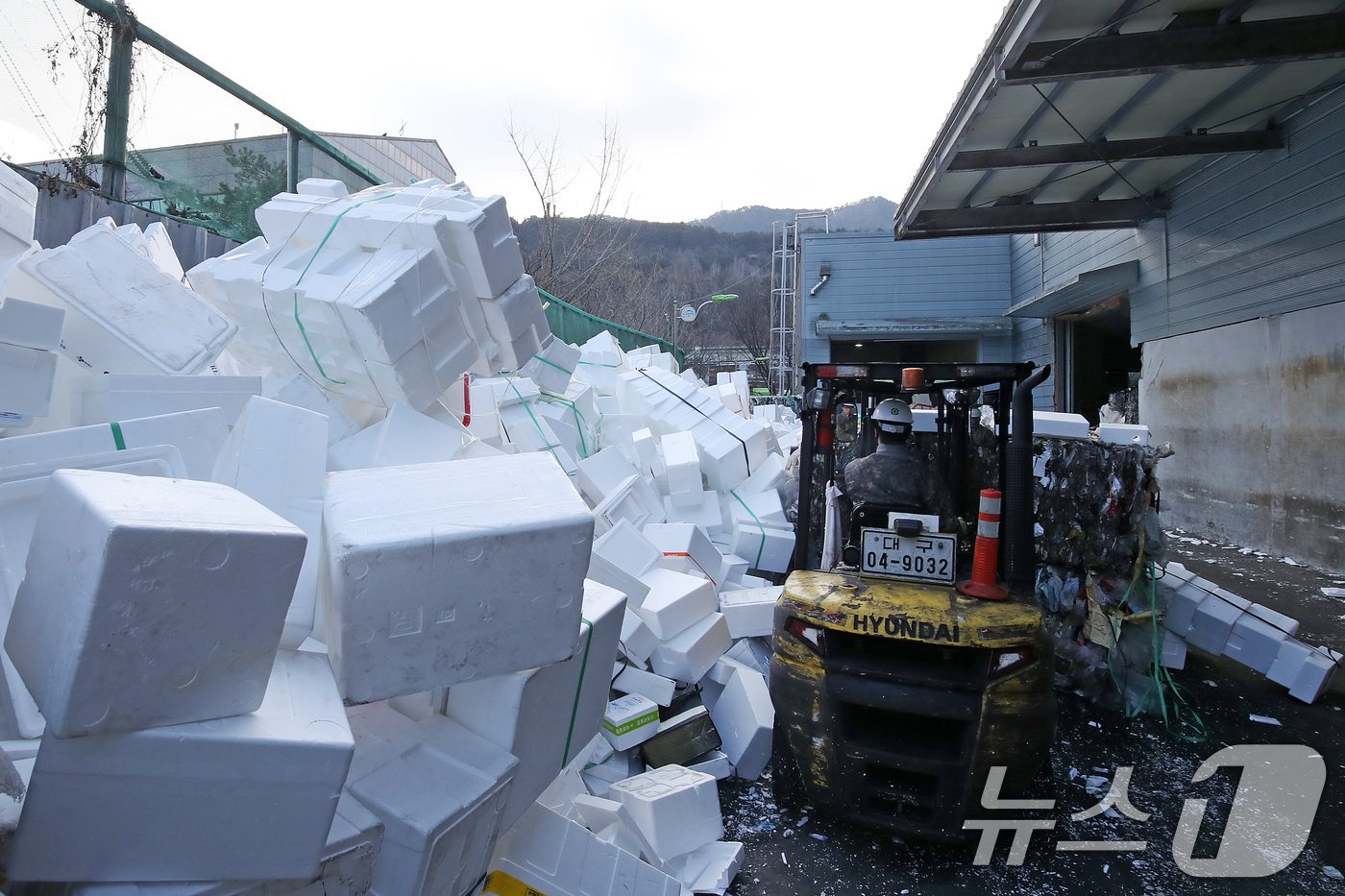 (대구=뉴스1) 공정식 기자 = 30일 오전 대구 수성구 생활자원회수센터에서 직원들이 설 연휴 동안 산더미처럼 쌓인 선물 포장용 스티로폼을 재활용하기 위해 지게차를 동원해 정리하고 …