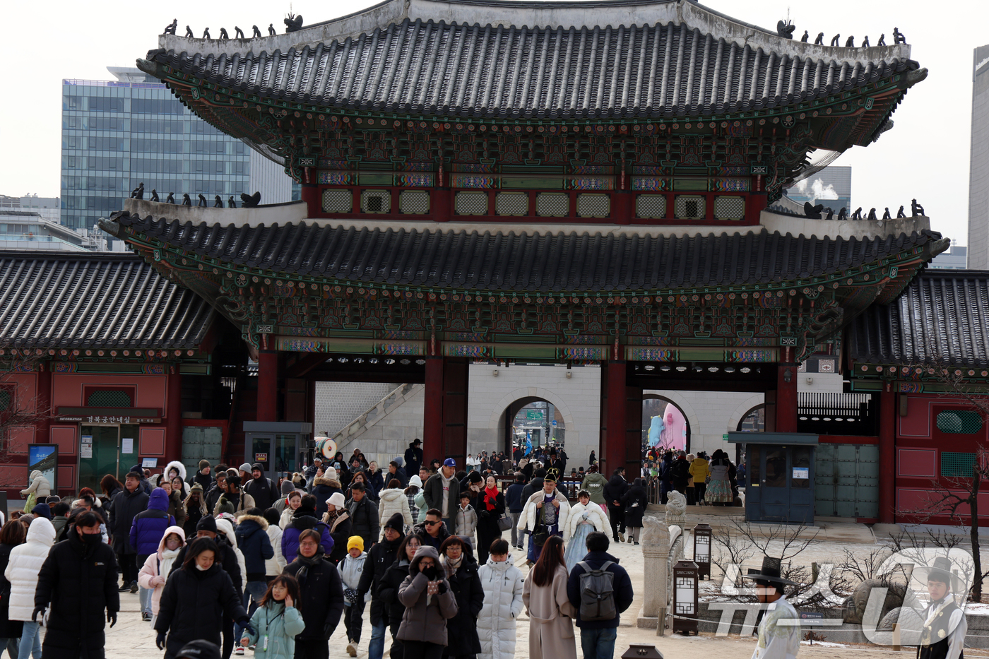 (서울=뉴스1) 김명섭 기자 = 설 연휴 마지막 날인 30일 서울 경복궁에서 관람객들이 즐거운 시간을 보내고 있다. 국가유산청 궁능유적본부는 30일까지 경복궁·창덕궁·덕수궁·창경궁 …