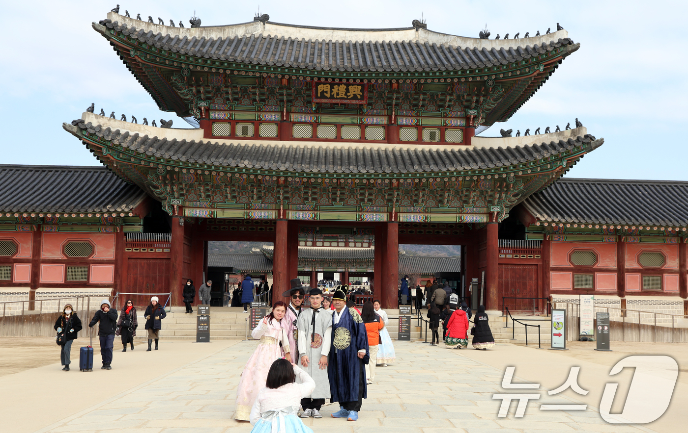 (서울=뉴스1) 김명섭 기자 = 설 연휴 마지막 날인 30일 서울 경복궁에서 관람객들이 즐거운 시간을 보내고 있다. 국가유산청 궁능유적본부는 30일까지 경복궁·창덕궁·덕수궁·창경궁 …