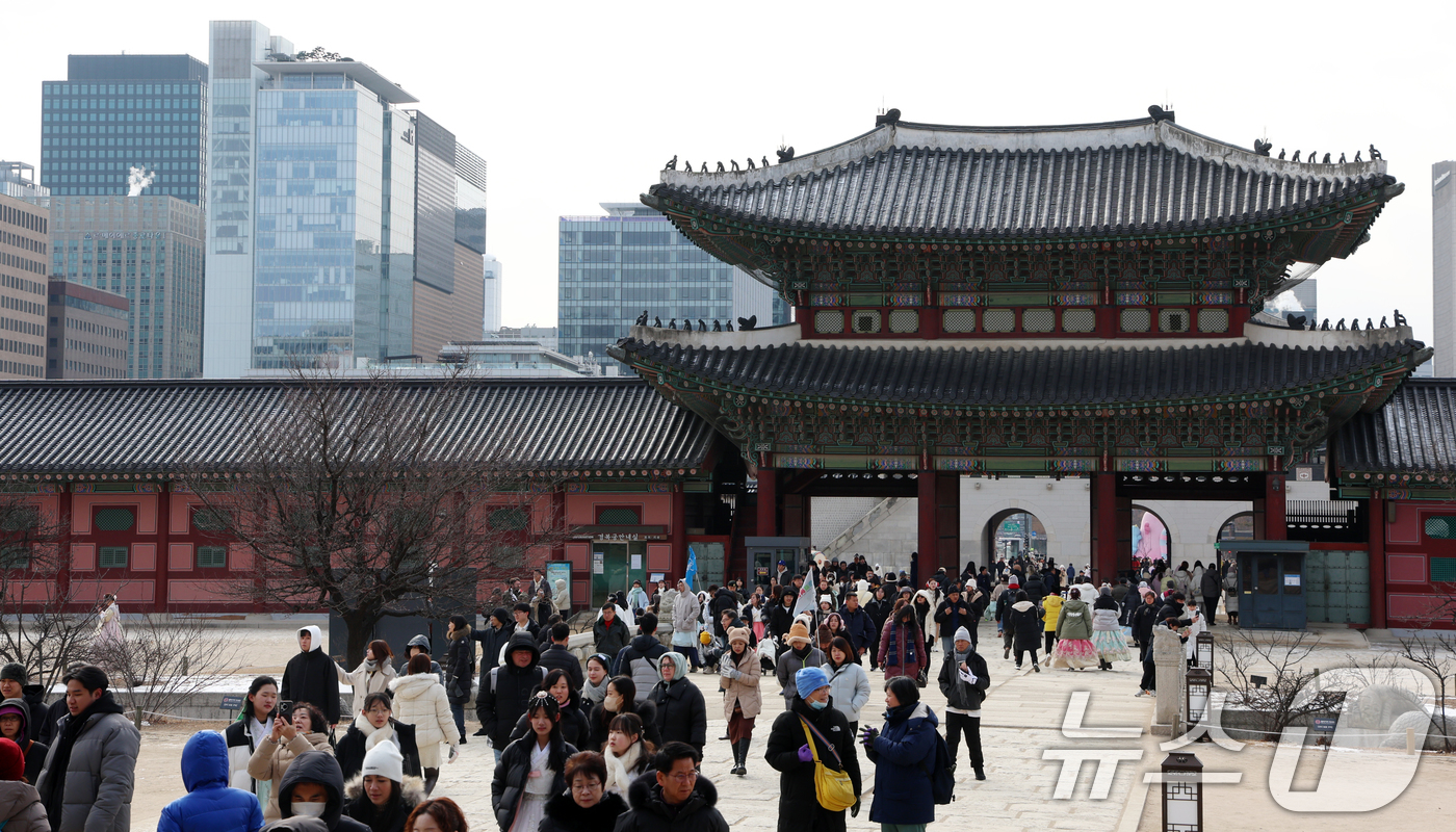 (서울=뉴스1) 김명섭 기자 = 설 연휴 마지막 날인 30일 서울 경복궁에서 관람객들이 즐거운 시간을 보내고 있다. 국가유산청 궁능유적본부는 30일까지 경복궁·창덕궁·덕수궁·창경궁 …