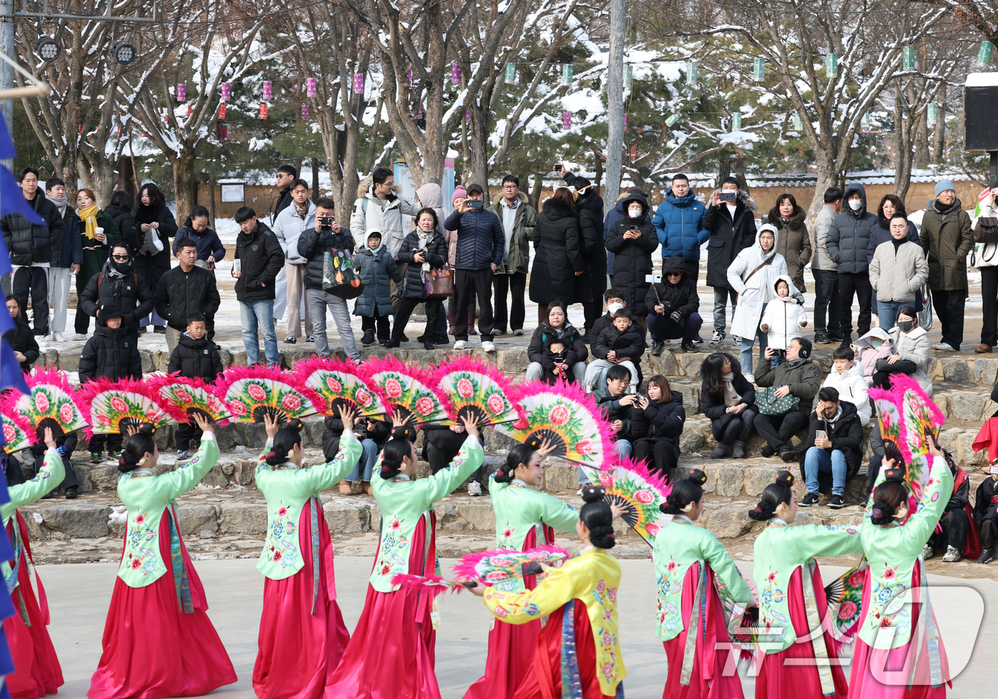(용인=뉴스1) 김영운 기자 = 설 연휴 마지막 날인 30일 경기 용인시 기흥구 한국민속촌에서 시민들이 전통 공연을 관람하고 있다. 2025.1.30/뉴스1