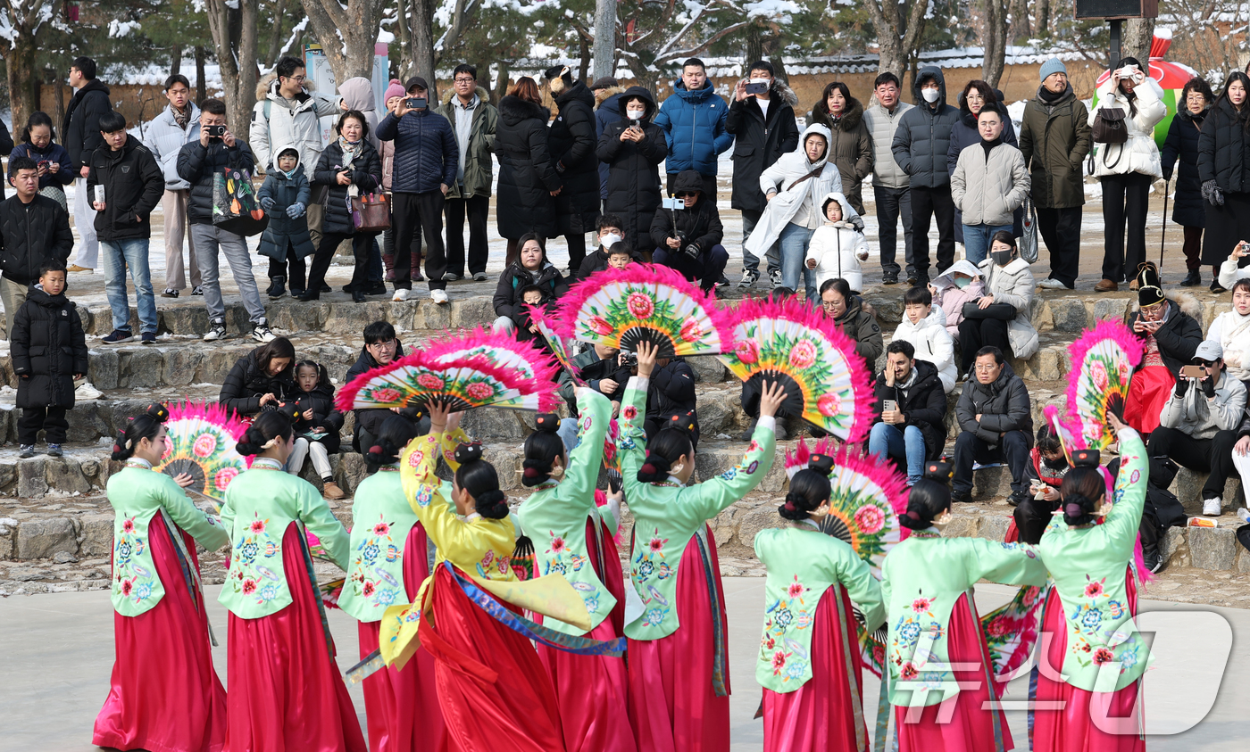 (용인=뉴스1) 김영운 기자 = 설 연휴 마지막 날인 30일 경기 용인시 기흥구 한국민속촌에서 시민들이 전통 공연을 관람하고 있다. 2025.1.30/뉴스1