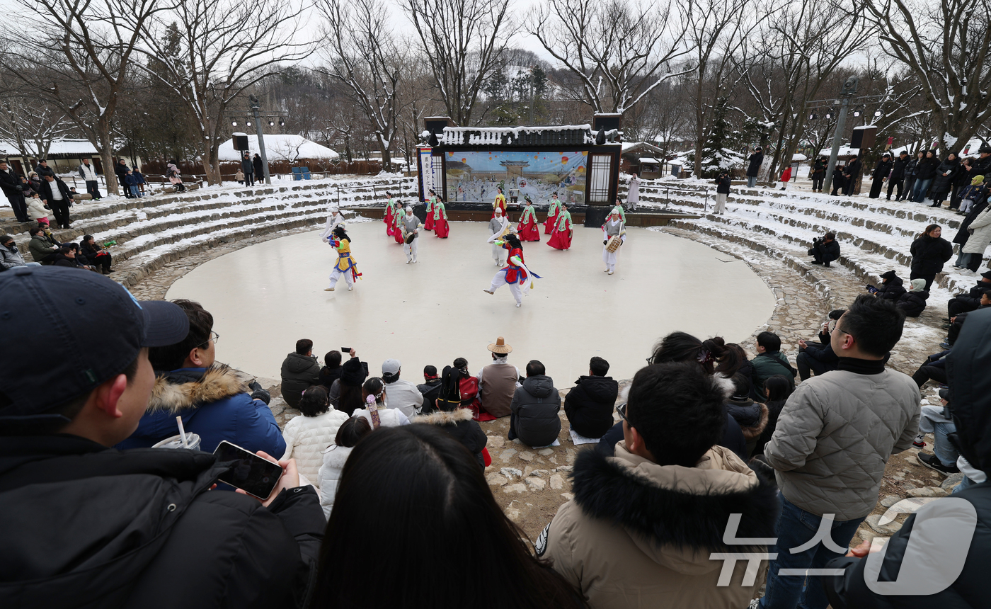 (용인=뉴스1) 김영운 기자 = 설 연휴 마지막 날인 30일 경기 용인시 기흥구 한국민속촌에서 시민들이 전통 공연을 관람하고 있다. 2025.1.30/뉴스1