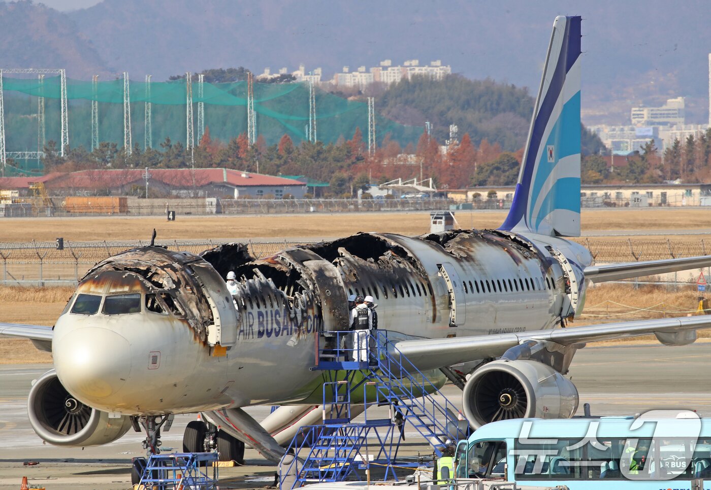 본문 이미지 - 30일 부산 강서구 김해국제공항 내 에어부산 항공기 화재 현장에서 국토부 항공철도사고조사위원회, 국립과학수사연구원, 부산경찰청, 부산소방재난본부 등 관계자들이 합동 감식에 앞서 안정성 확보를 위한 조사를 실시하고 있다. 2025.1.30/뉴스1 ⓒ News1 윤일지 기자