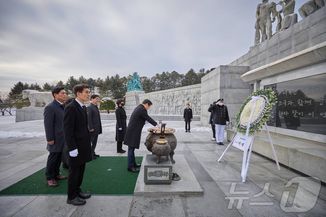 (서울=뉴스1) 김민지 기자 = 이재명 더불어민주당 대표가 설 연휴 마지막 날인 30일 국립대전현충원을 찾아 참배하고 있다. (더불어민주당 제공) 2025.1.30/뉴스1