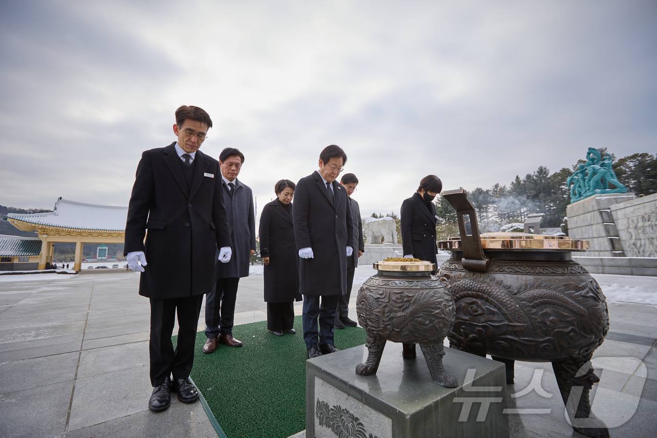 (서울=뉴스1) 김민지 기자 = 이재명 더불어민주당 대표가 설 연휴 마지막 날인 30일 국립대전현충원을 찾아 참배하고 있다. (더불어민주당 제공) 2025.1.30/뉴스1