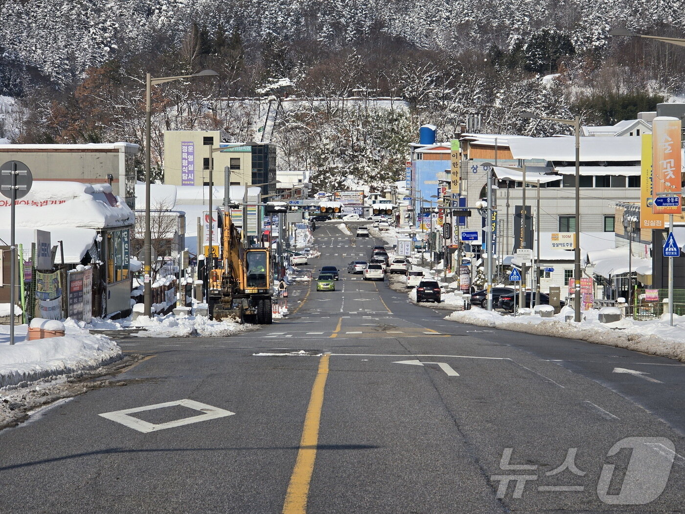 본문 이미지 - 지난 27일부터 29일까지 42 의 눈이 내린 전북자치도 임실군 임실읍 도로가 신속한 제설작업으로 말끔해졌다.(임실군제공)2025.1.30/뉴스1