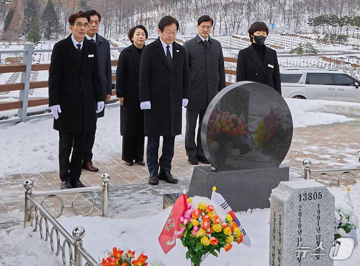 (서울=뉴스1)  = 이재명 더불어민주당 대표가 30일 국립대전현충원을 찾아 연평해전 전사자 묘역에서 참배하고 있다. (더불어민주당 제공) 2025.1.30/뉴스1