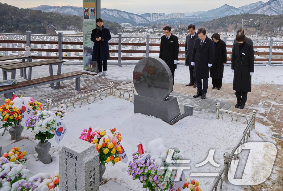 (서울=뉴스1)  = 이재명 더불어민주당 대표가 30일 국립대전현충원을 찾아 연평해전 전사자 묘역에서 참배하고 있다. (더불어민주당 제공) 2025.1.30/뉴스1